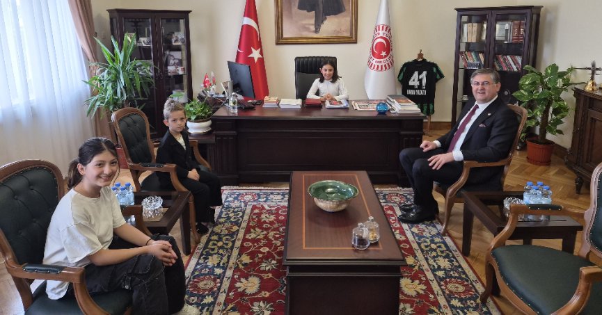 Yıldızlı koltuğunu miniklere teslim etti