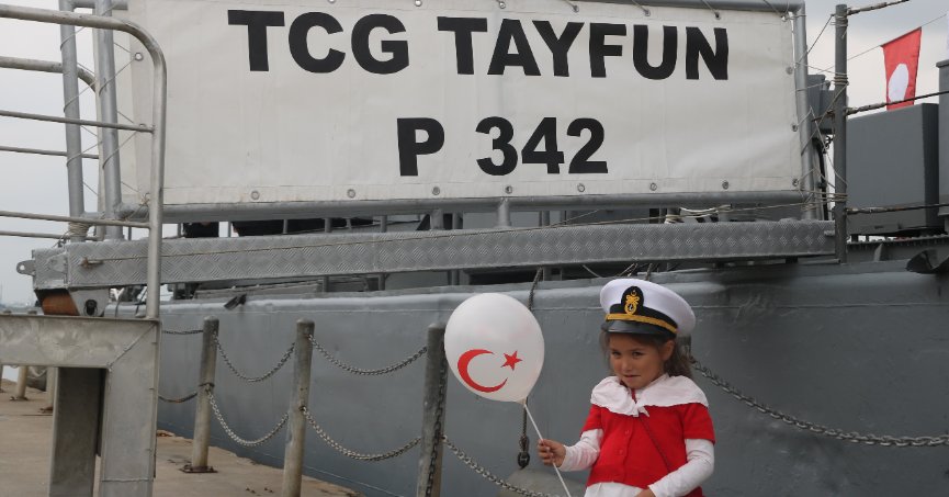 Çocuklar askeri gemilerle buluştu
