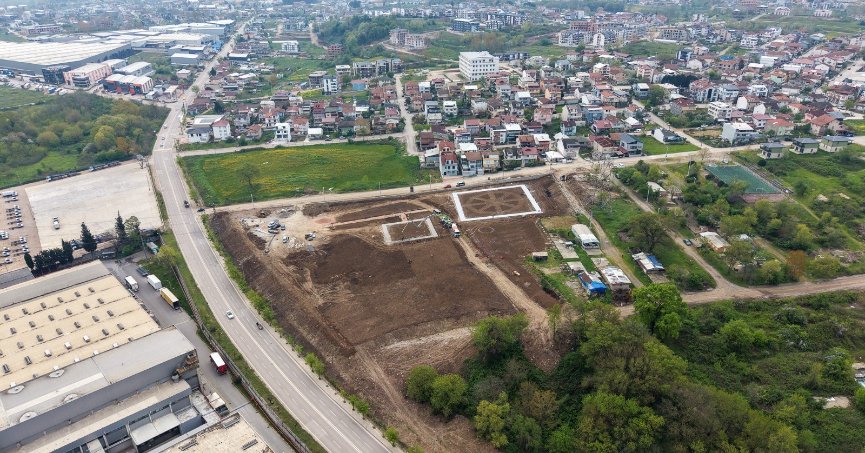 Başiskele'de 15 bin gül fidanı toprakla buluşuyor