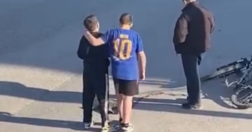 Çocuklar yaralı kedinin üzerini örtüp, başında nöbet tuttu