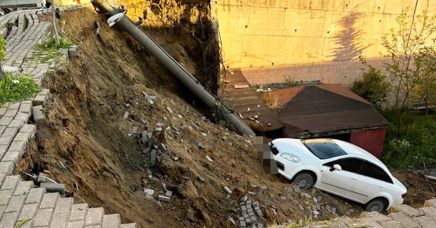 Çöken duvarla birlikte otomobil okul bahçesine düştü