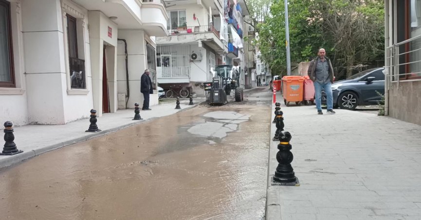 Su hattı patladı, yollar göle döndü