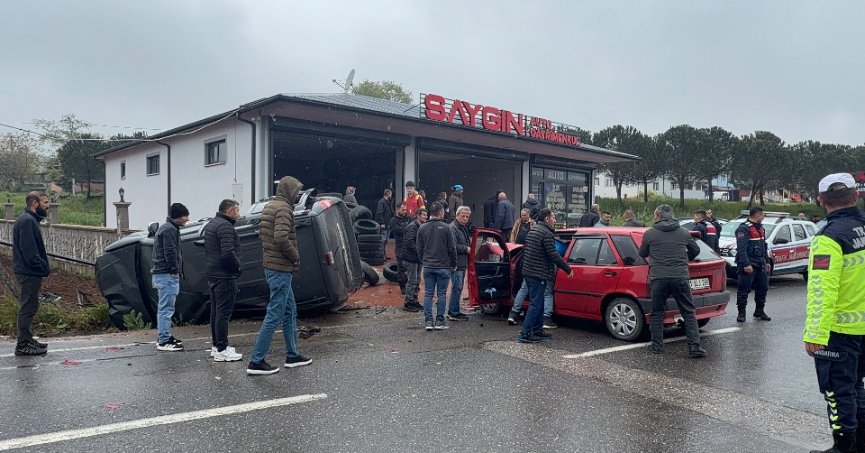 Araçlar çarpıştı: Savrulan hafif ticari araç evin duvarını yıktı
