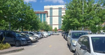 Şifa arayan önce park yeri bulsun