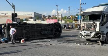 Tırla çarpışan işçi servisi devrildi: 8 yaralı