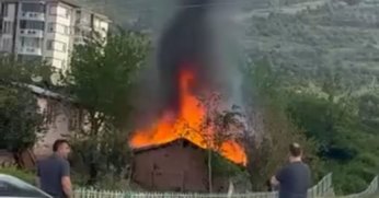 Tek katlı ev alevlere teslim oldu