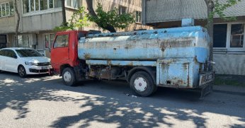 Park halindeki su tankerine çarpan scooter sürücüsü yaralandı