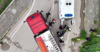 Dereye uçan kamyonetin sürücüsü hayatını kaybetti