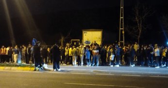 Fenerbahçe derbi zaferini taraftarıyla kutladı