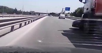 Kamyon otomobili önüne alıp metrelerce sürükledi