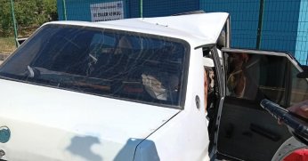 Kaldırıma çarpan otomobilin sürücüsü yaralandı