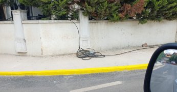 Başiskele'de sokak ortasındaki gizemli kablo tedirginlik yaratıyor!