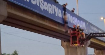 Üst Geçitte Yarı Çıplak Halde Asılı Bulundu 