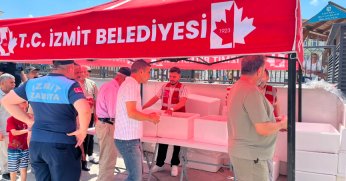 İzmit'te Cuma Çıkışı Vatandaşlara Aşure İkramı Yapıldı