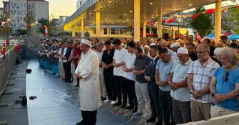 Milli İrade Meydanı’nda yüzlerce vatandaş namaz kıldı 