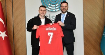 Kerem Aktürkoğlu’ndan Başkan Özlü’ye forma hediyesi