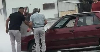 Dumanların yükseldiği otomobile duyarlı sürücü müdahale etti