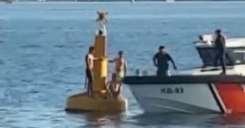 Boğulmamak için deniz fenerine çıkan 3 kişi kurtarıldı 