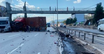Lastiği patlayan TIR D-100'de dehşet saçtı 