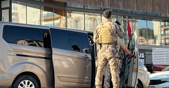Kaçmaya çalışan şüpheli merdivenlerden düşerek yakalandı