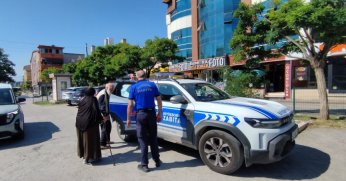 Büyükşehir Zabıtası yaşlı çifti yolda bırakmadı