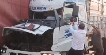 D100'de tıra çarpan kamyonun kupası ezildi: Sürücü sıkıştı