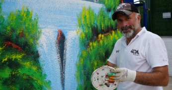  Kocaeli'nin Bob Ross'u sokakları renklendiriyor