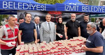 İzmit Belediyesi 17 Ağustos depreminde hayatını kaybedenler anısına helva dağıttı 