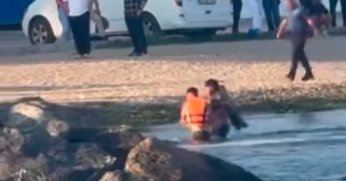 Darıca'da denize giren genç boğulma tehlikesi geçirdi