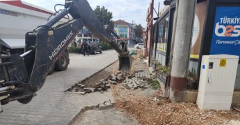 İzmit Belediyesi, Yenişehir’de SEDAŞ sonrası tahrip olan parkeleri yeniliyor