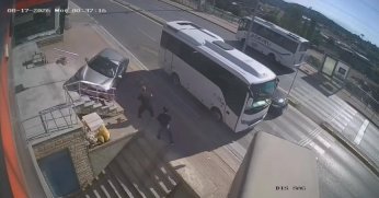 Otomobil merdiven boşluğuna uçtu: 2 kişi ezilmekten saniyelerle kurtuldu