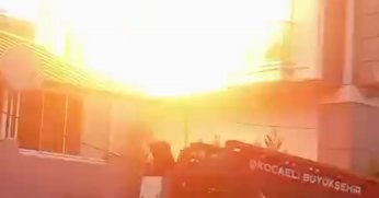 Mutfakta yangın çıktı, doğalgaz bomba gibi patladı