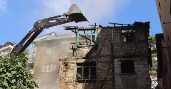 İzmit'te tehlike arz eden metruk bina yıkıldı