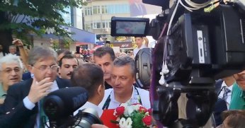 Özgür Özel, İzmit’te Çiçeklerle Karşılandı