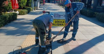 İzmit’te hasarlı kaldırım ve parkeler yenileniyor
