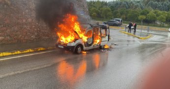Seyir halindeki araç alevlere teslim oldu 