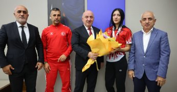 Dünya Gençler Kick Boks Şampiyonu Ezel Nur Karalar'a altın ödülü