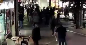 Anne ve kızını cadde ortasında darbettiler