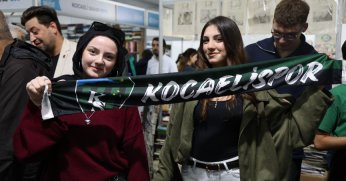 Yeşil-siyahlı hediyeler ziyaretçilerle buluşuyor 