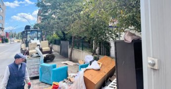 Kaldırımdaki çöp yığınları temizlendi 
