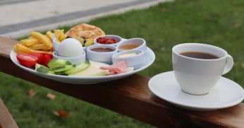 Alikahya’da vatandaşların yeni buluşma noktası Gülümse Kafe