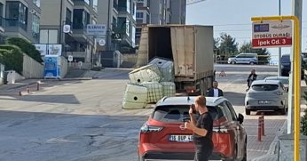 Kimyasal taşıyordu: Asit yola döküldü, mahalle kapatıldı!