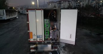 Durdurulan TIR'da 95 bin paket tütün ele geçirildi