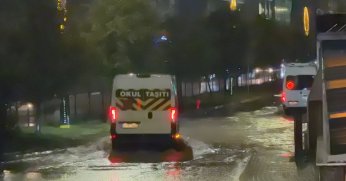 Gebze'de sokaklar dereye döndü, vatandaşlar mahsur kaldı