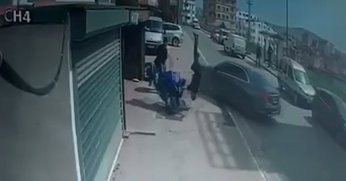 Otomobil motosikletliyi bilerek ezdi