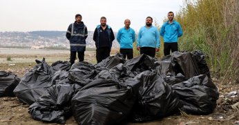 Sahilden 50 çöp torbası atık toplandı