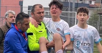 Hakem sakatlanan futbolcuyu kucağına aldı