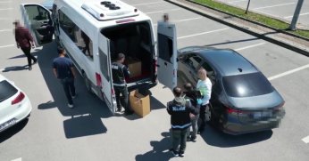 Bir minibüs dolusu silah ve malzemeleri ele geçirildi