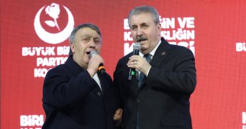 Destici, Kocaeli'de İsmail Türüt ile sahneye çıkıp türkü söyledi