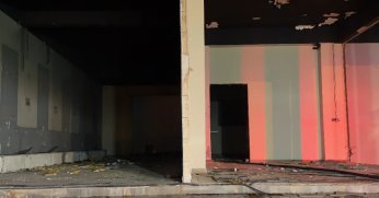 Tahliye edilen binada yakılan ateş mahalleyi ayağa kaldırdı